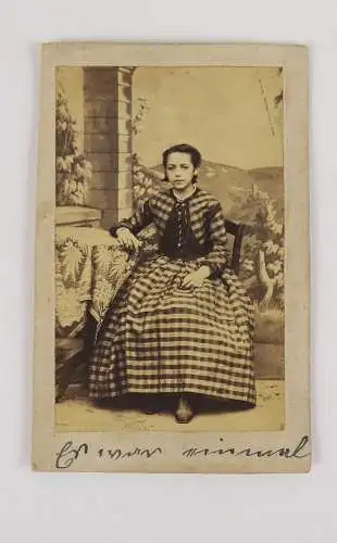 CDV Foto junge Frau in feinen Zwirn Mode um 1870 Schwester Hofrat Banzer München