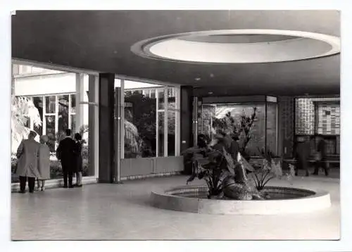 Foto Ak Tierpark Berlin Eingangshalle des Alfred Brehm Hauses 1965
