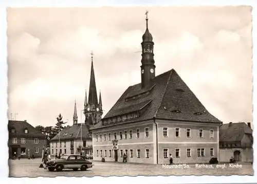Foto Ak Neustadt Sachsen Rathaus evangelische Kirche 1969