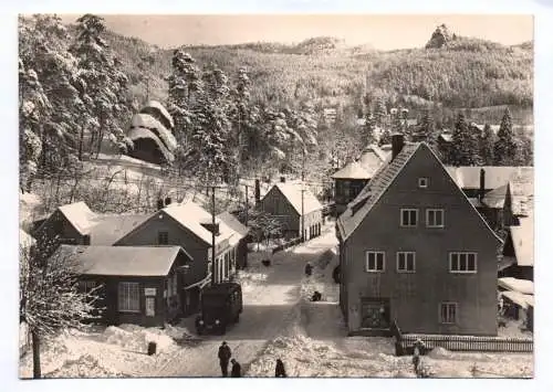 Foto Ak Kurort Oybin Hauptstraße mit Blick zum Scharfenstein