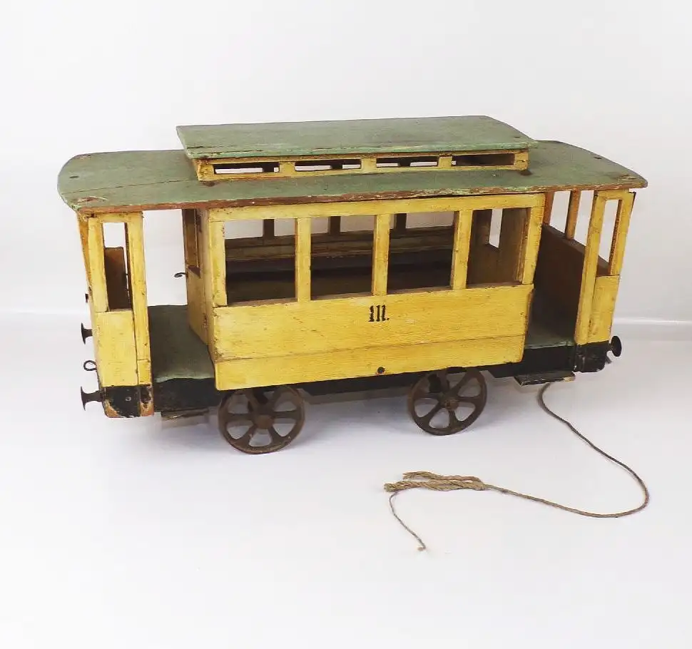 Alte Straßenbahn Holzspielzeug zum nachziehen Spielzeug um 1900 Gussräder  0