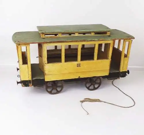 Alte Straßenbahn Holzspielzeug zum nachziehen Spielzeug um 1900 Gussräder 