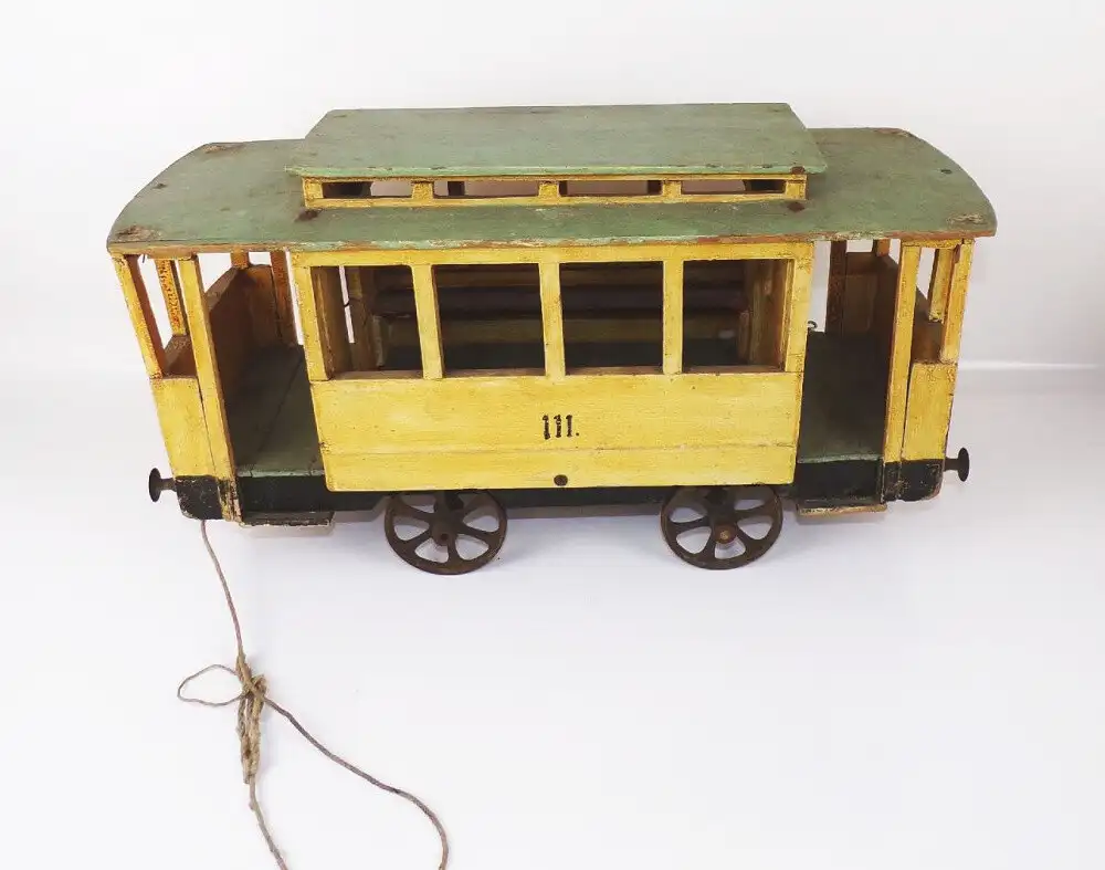 Alte Straßenbahn Holzspielzeug zum nachziehen Spielzeug um 1900 Gussräder  1