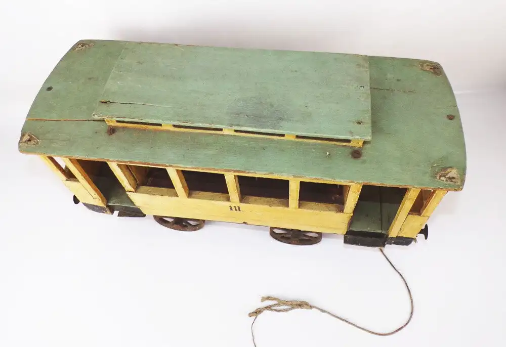 Alte Straßenbahn Holzspielzeug zum nachziehen Spielzeug um 1900 Gussräder  2