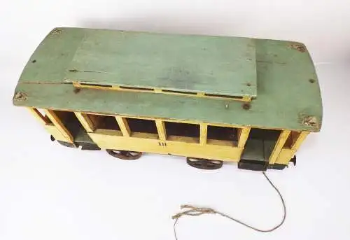 Alte Straßenbahn Holzspielzeug zum nachziehen Spielzeug um 1900 Gussräder 