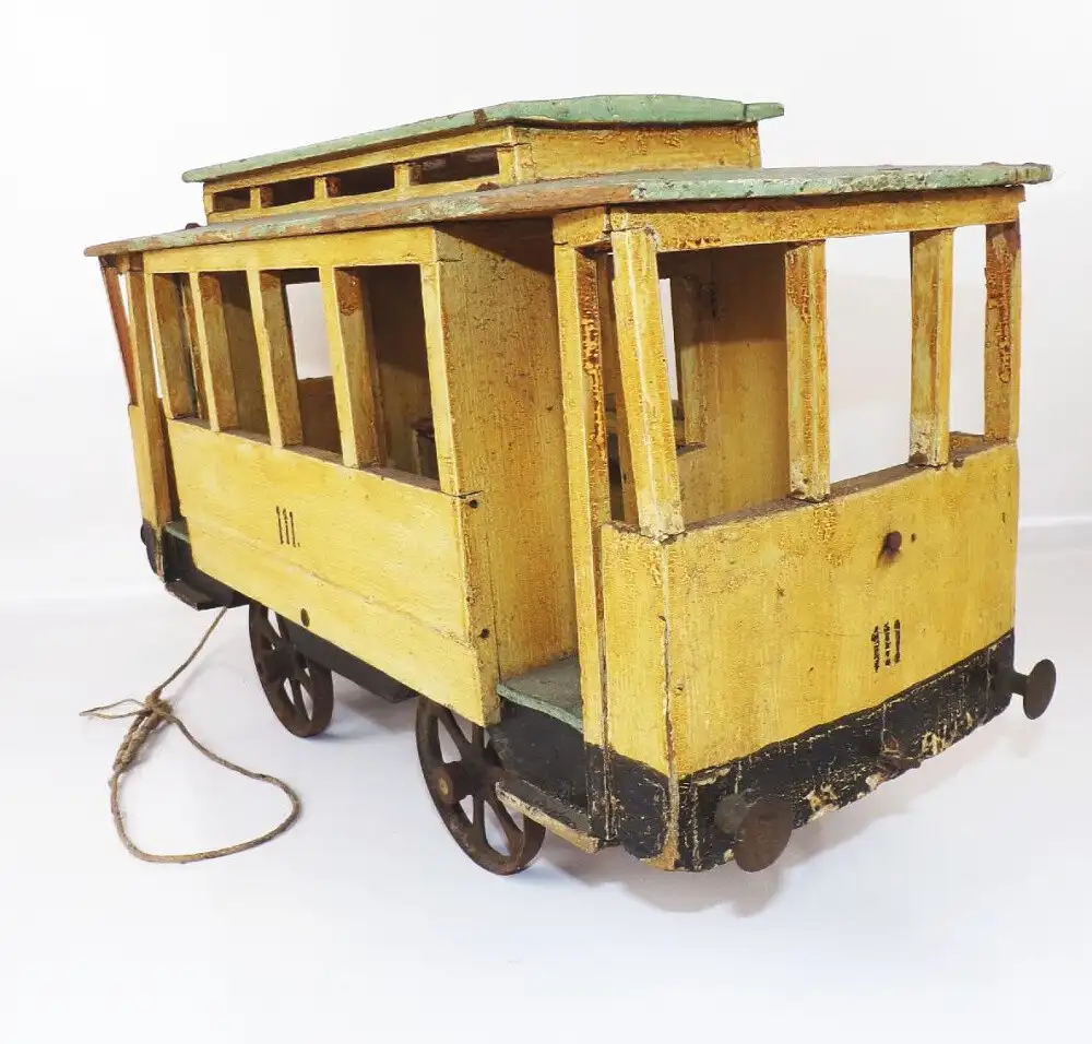 Alte Straßenbahn Holzspielzeug zum nachziehen Spielzeug um 1900 Gussräder  3