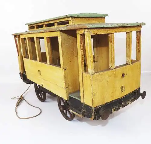 Alte Straßenbahn Holzspielzeug zum nachziehen Spielzeug um 1900 Gussräder 