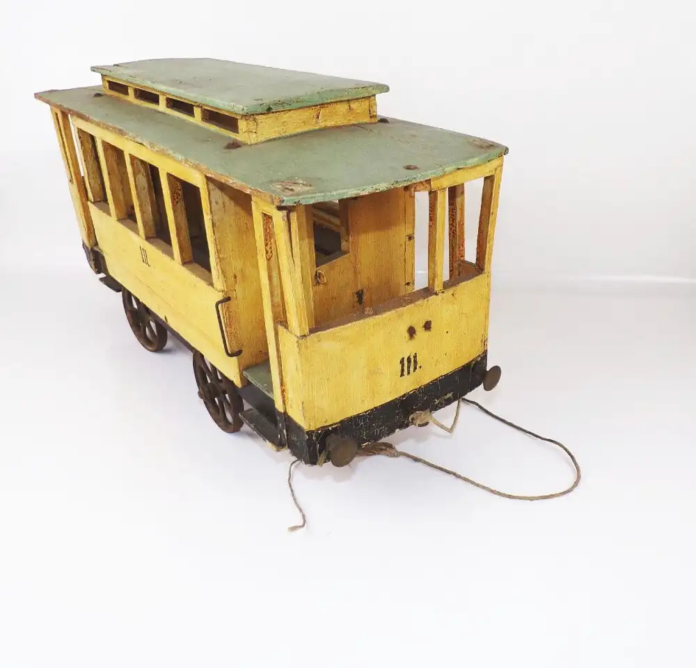 Alte Straßenbahn Holzspielzeug zum nachziehen Spielzeug um 1900 Gussräder  4