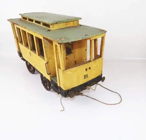 Alte Straßenbahn Holzspielzeug zum nachziehen Spielzeug um 1900 Gussräder 