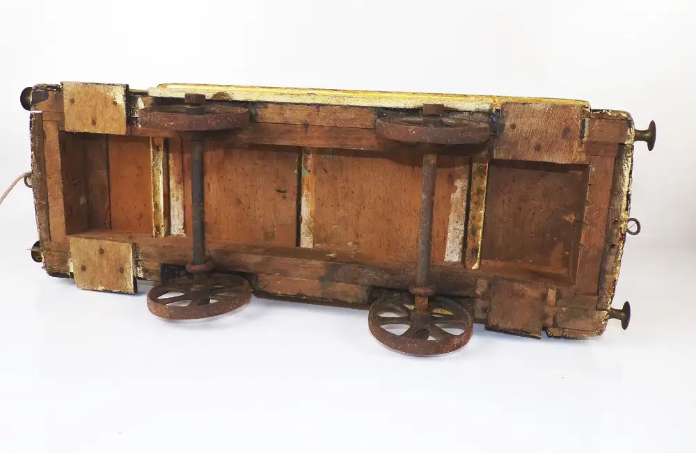 Alte Straßenbahn Holzspielzeug zum nachziehen Spielzeug um 1900 Gussräder  5