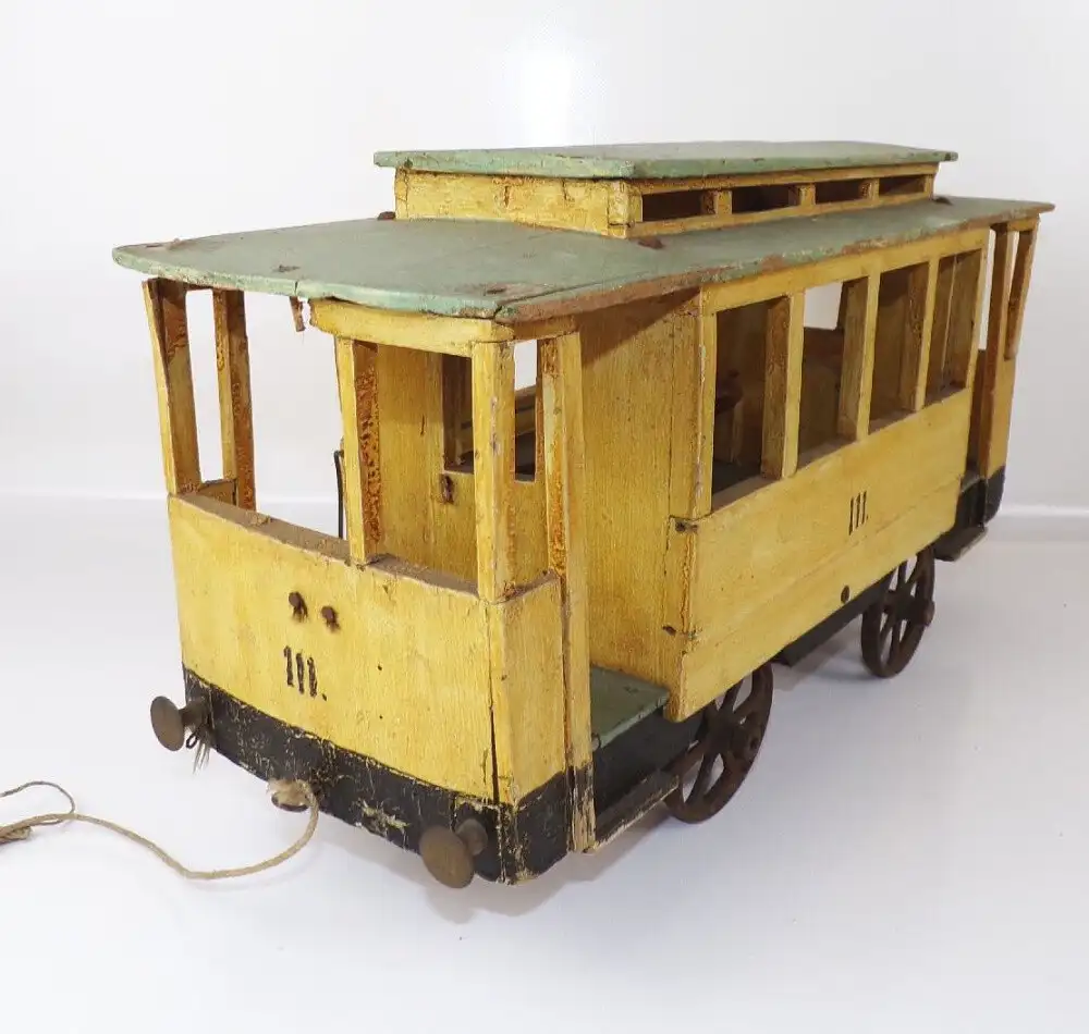 Alte Straßenbahn Holzspielzeug zum nachziehen Spielzeug um 1900 Gussräder  6