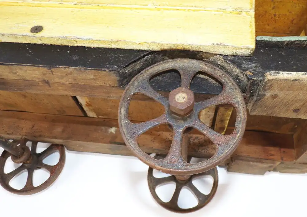 Alte Straßenbahn Holzspielzeug zum nachziehen Spielzeug um 1900 Gussräder  7