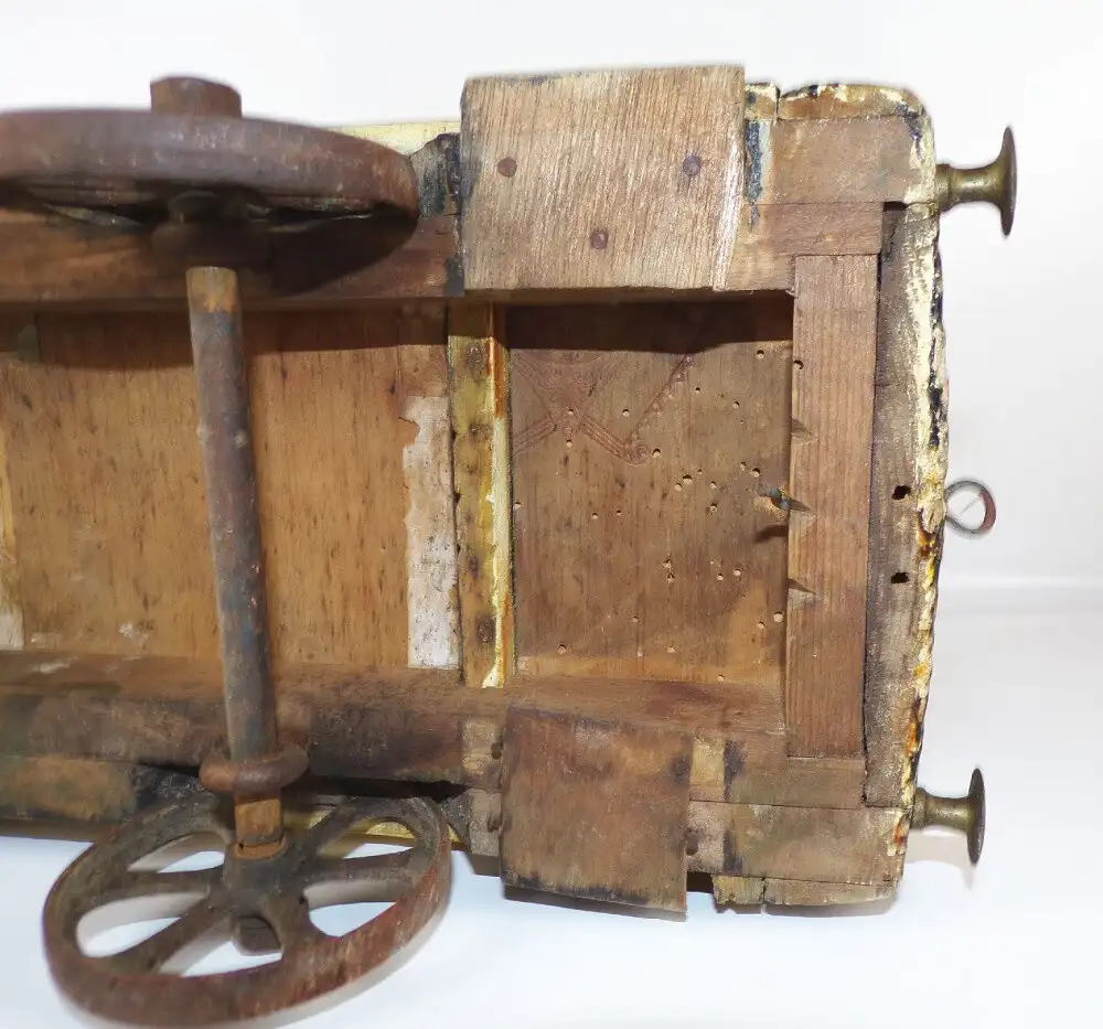 Alte Straßenbahn Holzspielzeug zum nachziehen Spielzeug um 1900 Gussräder  8