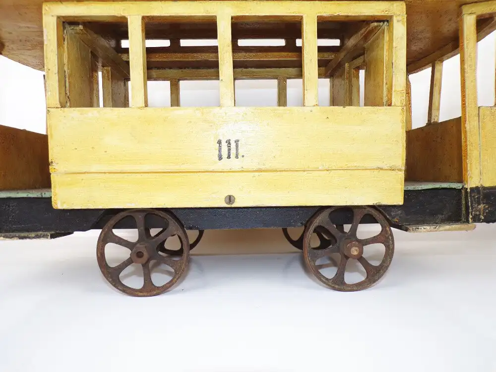 Alte Straßenbahn Holzspielzeug zum nachziehen Spielzeug um 1900 Gussräder  9