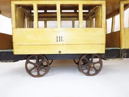 Alte Straßenbahn Holzspielzeug zum nachziehen Spielzeug um 1900 Gussräder 
