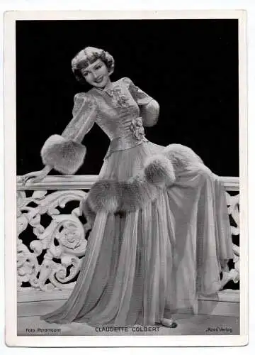 Fotodruck Claudette Colbert im Abendkleid Trading Card Ross Verlag
