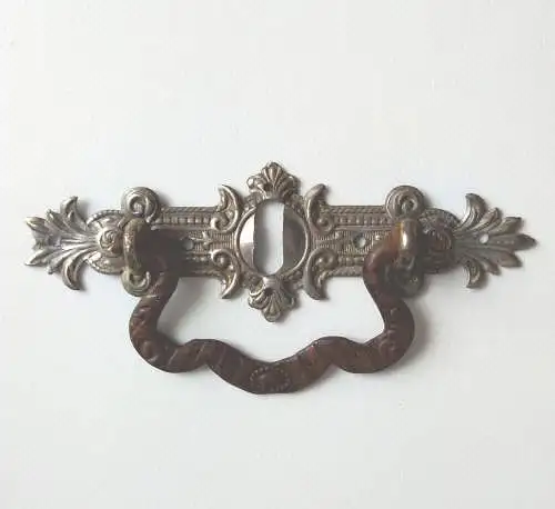 Alter Möbelbeschlag Metall verziert Beschlag mit Griff