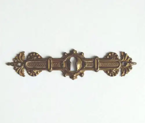 Möbelbeschlag klein alt geformt Messing mit Schlüsselloch