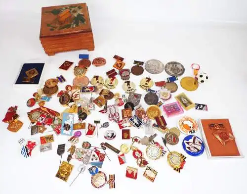 Konvolut DDR UdSSR BRD Abzeichen Buttons 