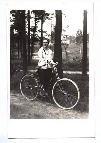Foto Ak Frau mit Fahrrad um 1910 bicycle