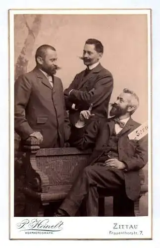 CDV Foto drei Herren im Dialog Heinelt Zittau um 1900