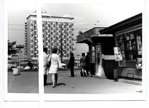 Foto Dresden Interhotel Prager Straße Kiosk Wiener Platz Straßenszene 1975 er