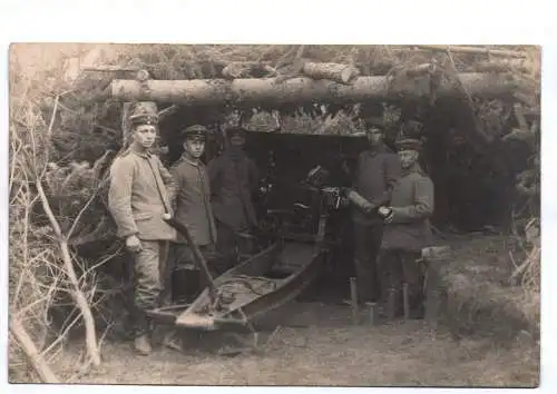 Foto Ak Artillerie Soldaten mit Geschütz 1 Wk nachladen