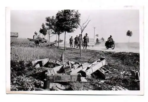 Foto zerstörte russische Geschütze 2 Wk Munition