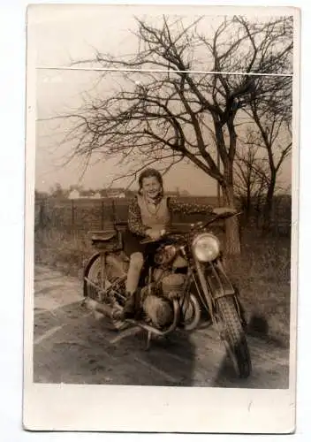 Foto Ak Mädchen auf Motorrad Oldtimer 1938