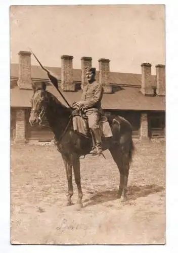 Foto Ak Husar mit Lanze 1916 Praga WW1