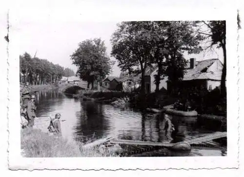 Foto deutsche Soldaten am Somme Kanal Frankreich 2 Wk WW2