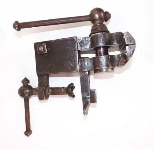 Alter Schraubstock Tischschraubstock Werkzeug 7 cm Backenmaß Amboss