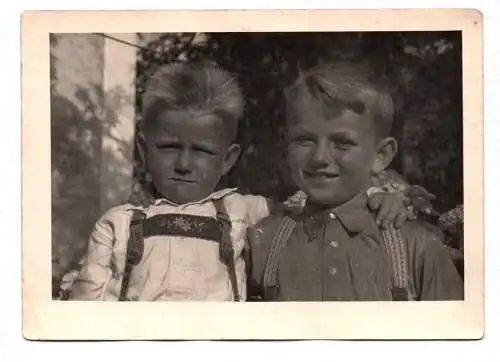 Foto zwei Lausbuben beste Freunde 1950 er vintage schnappschuss