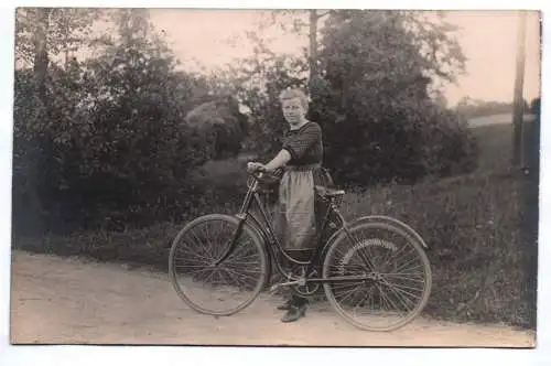Foto Ak Frau mit Fahrrad Oldtimer um 1920