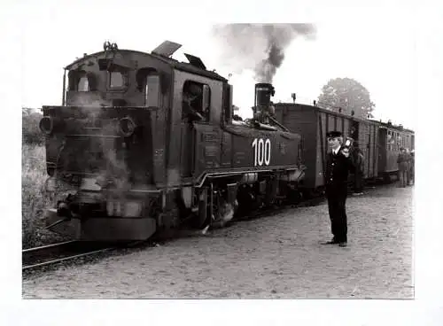 Foto Dampflok 100 mit Schaffner Schmalspurbahn Radebeul Ost Radeburg