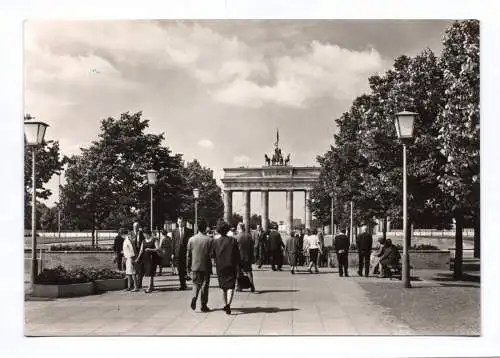 Foto Ak Menschen am Brandenburger Tor 1967 Berlin