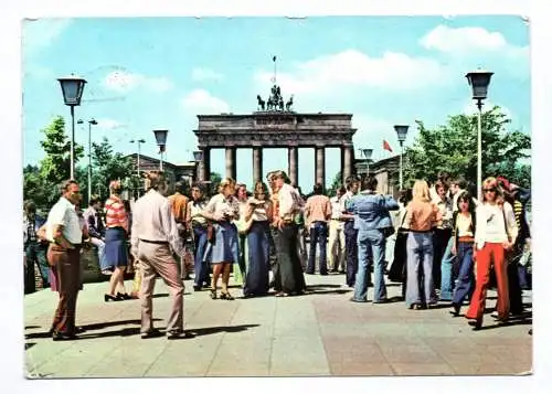 Foto Ak Berlin in der DDR Menschen am Brandenburger Tor 1977