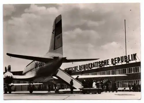Ak Berlin Schönefeld Zentralflughafen der Deutschen Lufthansa DDR 1957