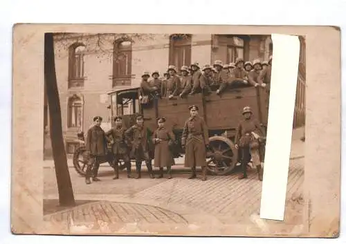 Foto Ak Plauen Vogtland Soldaten Mannschaftwagen LKW evt Freikorps