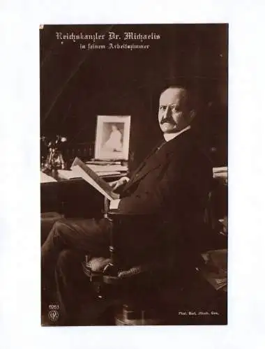 Ak Reichskanzler Dr. Michaelis in feinem Arbeitszimmer