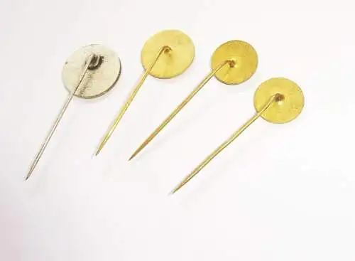 4 alte Pins Anstecknadeln LIAZ Automobil !