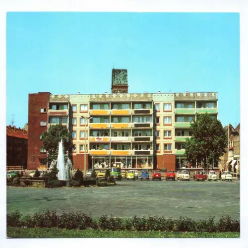 Foto Ak Anklam Markt 1982 Wohnhaus Autos Trabant