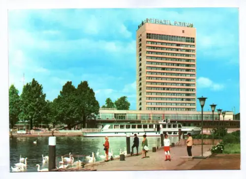 Foto Ak Potsdam Interhotel Menschen füttern Schwäne