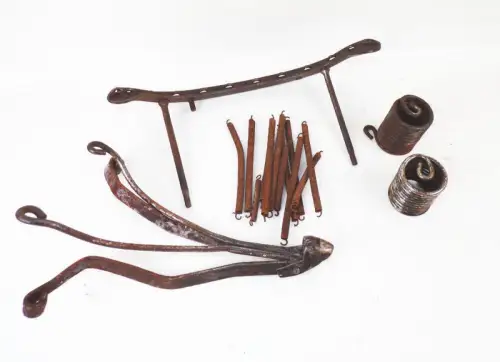 Konvolut Motorradsitz Sattel Ersatzteile Federn Motorradsattel