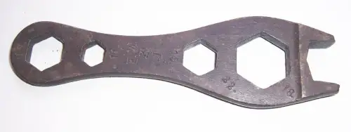 Interessanter Multifunktionsschlüssel Schraubenschlüssel F.W.P.J. gestempelt !