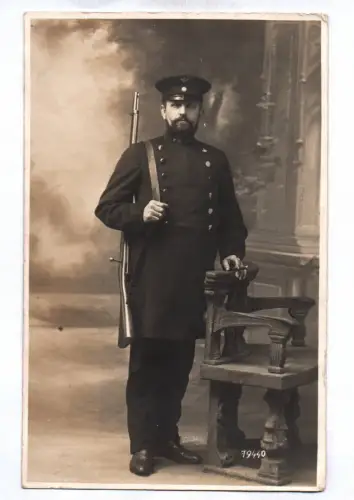 Foto Ak Eisenbahner Soldat Gewehr Bahnhof Brüssel 1918