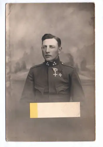 Foto Ak kuk Soldat mit Abzeichen Kreuz 1 Wk WW1 Orden