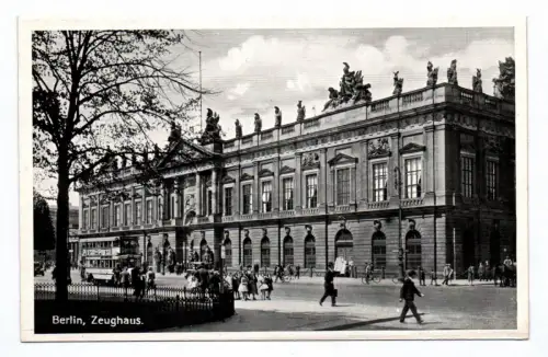 Ak Berlin Zeughaus Arsenal belebt mit Menschen
