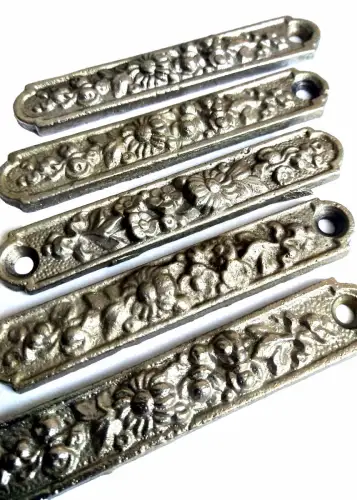 5 Stück alte Beschläge antik verziert Deko Element Blumen Eisen