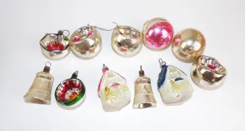 Schachtel mit alten Weihnachtsschmuck Häuser Halbkugel Glocken